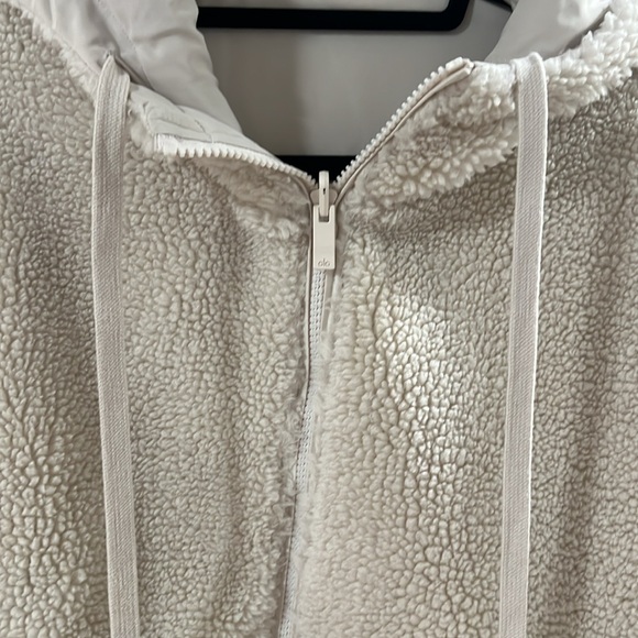 Reversible Alo Sherpa / Waterproof Cropped Jacket - Picture 6 of 8